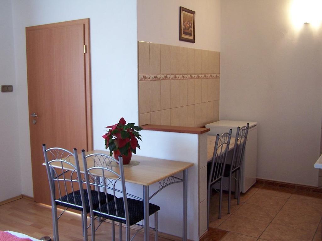 Akacia Apartment - Free Inside Parking, 2 Bedrooms, Garden, Next To Centre Budapest Rum bild