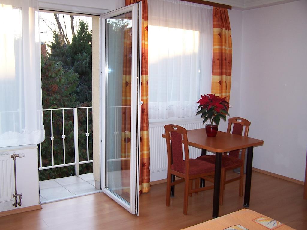 Akacia Apartment - Free Inside Parking, 2 Bedrooms, Garden, Next To Centre Budapest Rum bild