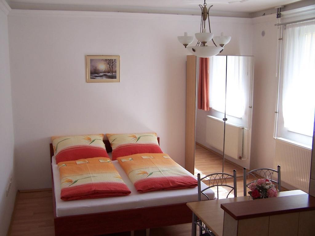 Akacia Apartment - Free Inside Parking, 2 Bedrooms, Garden, Next To Centre Budapest Rum bild