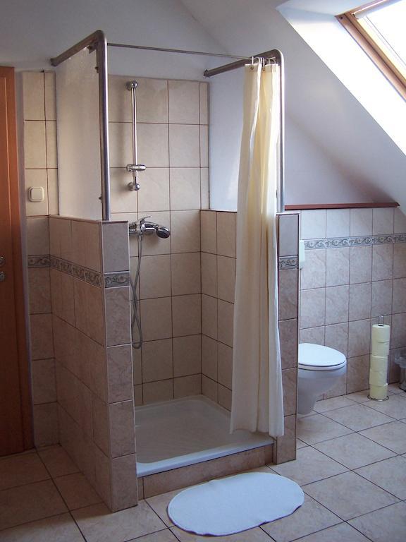 Akacia Apartment - Free Inside Parking, 2 Bedrooms, Garden, Next To Centre Budapest Rum bild